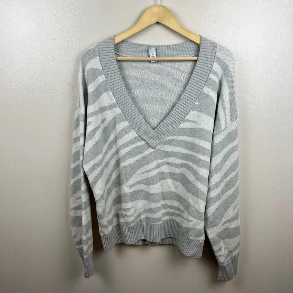 Varley Calvert Vneck Sweater Size Medium Gray Zebra Oversized Chunky Cozy Wool - Picture 2 of 10